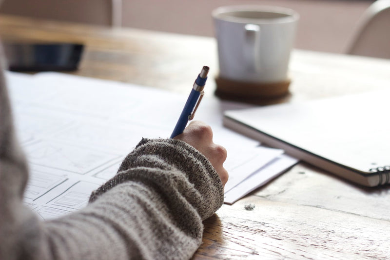 Tiener die zelfstandig huiswerk maakt aan bureau