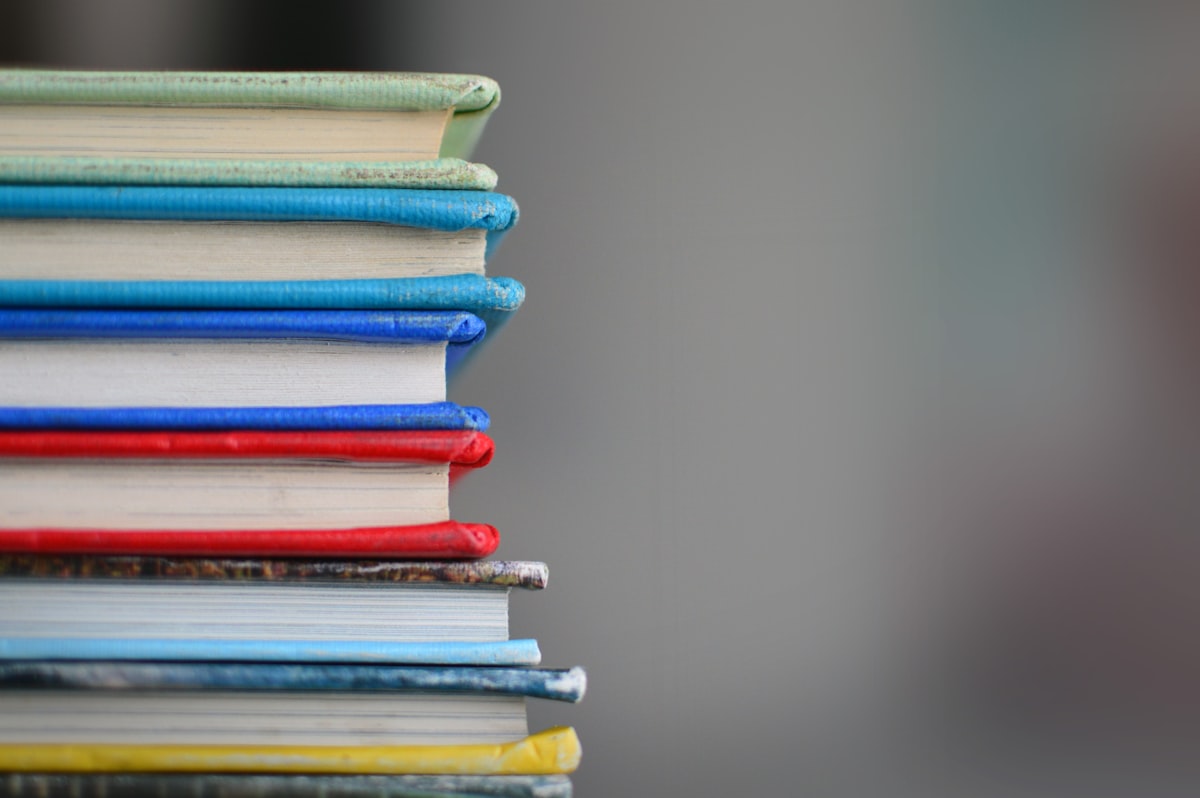 Schoolboeken klaar om gekaft te worden voor de middelbare school