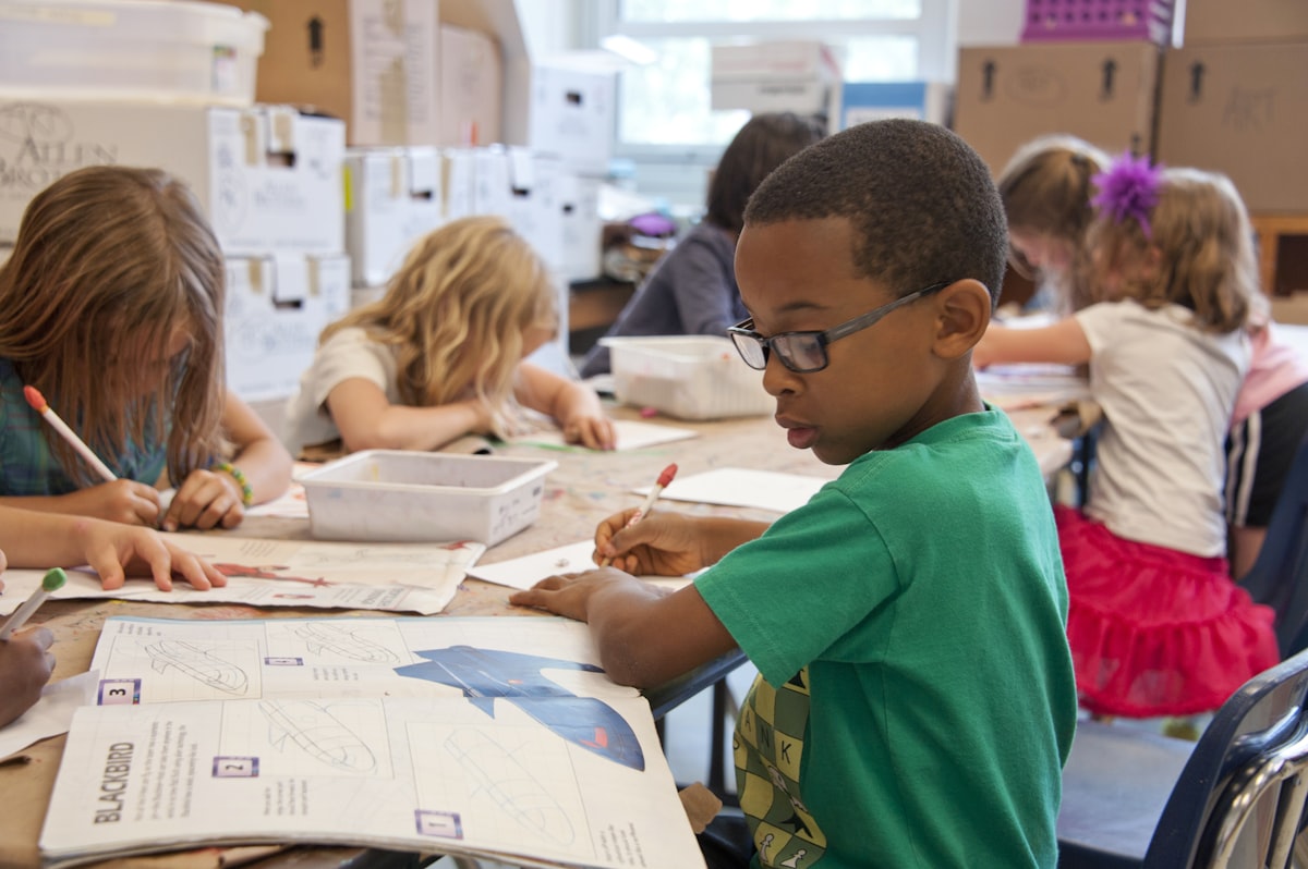 Schooltas met schoolspullen klaar voor de brugklas